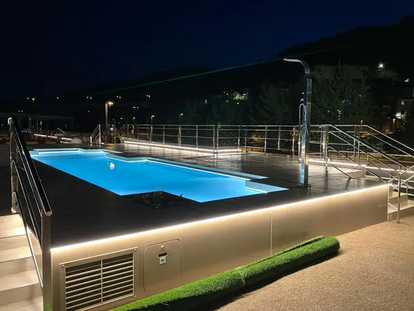 Suportes e resguardos para iluminação LED em barcos