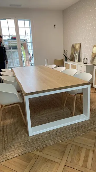Mesa de sala com estrutura metálica