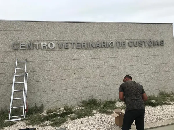 Letras metálicas de fachada