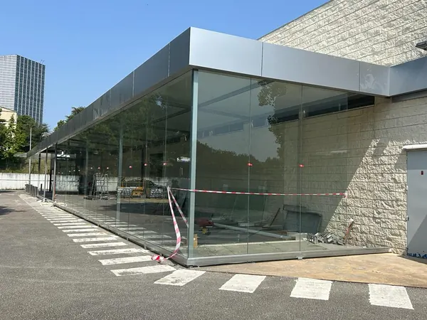 Fachada envidraçada com pala metálica