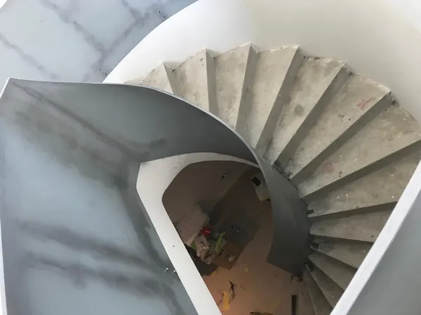Escada em caracol em chapa de aço